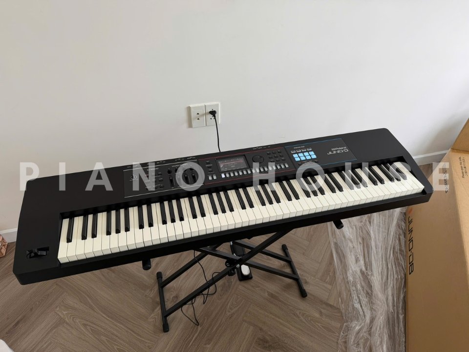 Hình ảnh chi tiết ROLAND JUNO-D8 góc chụp 2